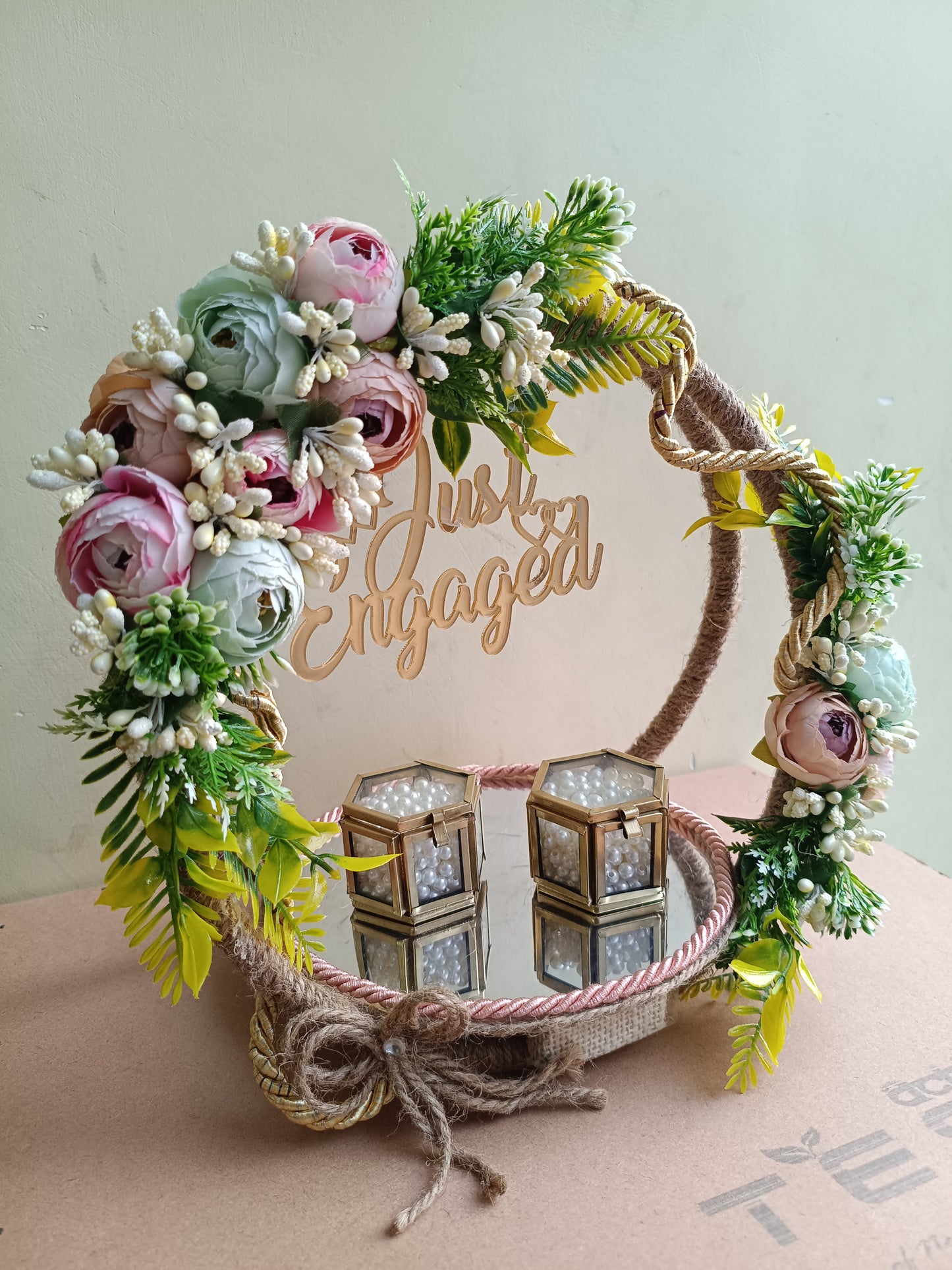 Ring Platter with natural jute Green and Yellow flowers with mirror base